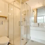 Premium With Balcony, Pool & Garage By Hostwise *