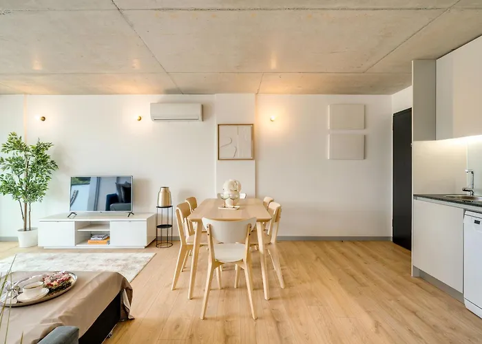 Premium With Balcony, Pool & Garage By Hostwise