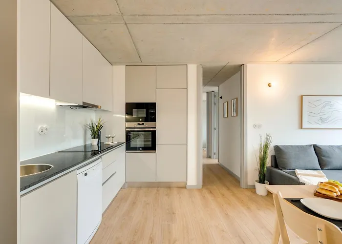 דירה Premium With Balcony, Pool & Garage By Hostwise