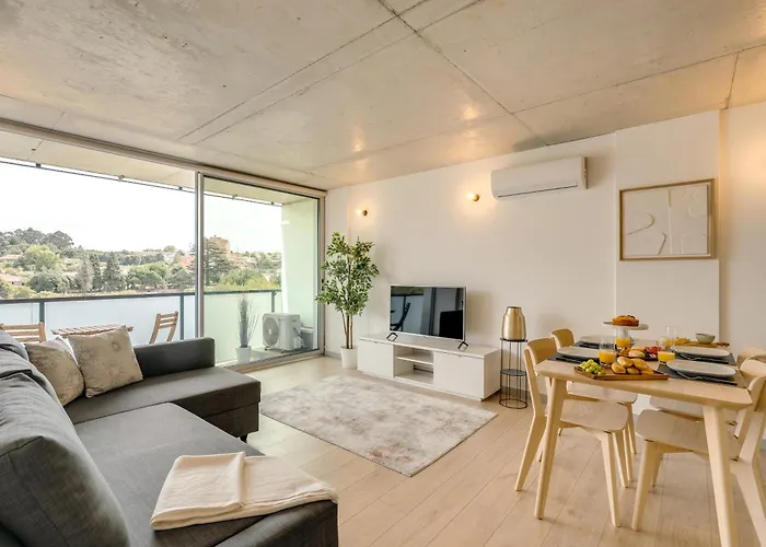 Premium With Balcony, Pool & Garage By Hostwise דירה