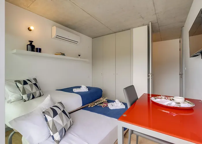 Premium With Balcony, Pool & Garage By Hostwise דירה