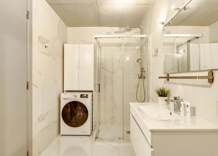 Premium With Balcony, Pool & Garage By Hostwise