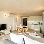 Premium With Balcony, Pool & Garage By Hostwise Apartment *