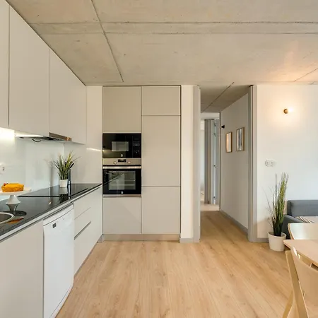 Apartment Premium With Balcony, Pool & Garage By Hostwise