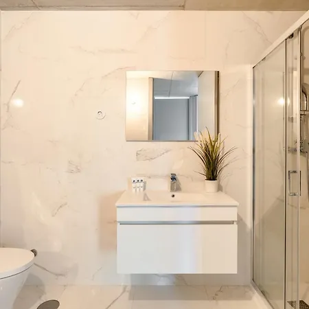 Premium With Balcony, Pool & Garage By Hostwise