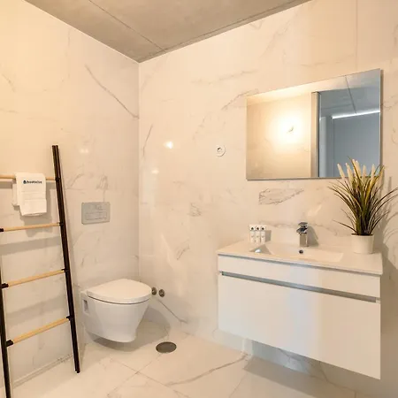 Premium With Balcony, Pool & Garage By Hostwise * Вила-Нова-ди-Гая