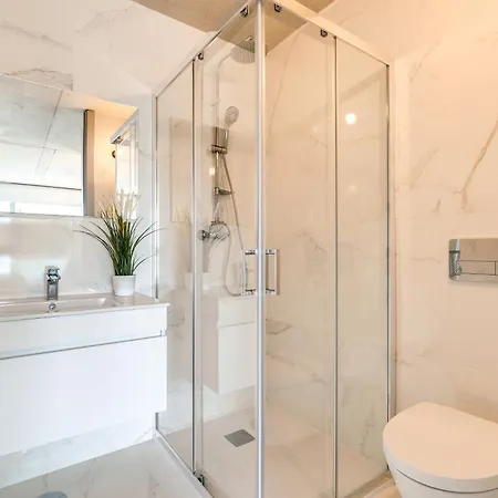 Premium With Balcony, Pool & Garage By Hostwise Апартаменты *