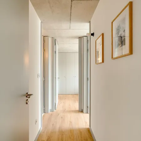 Apartment Premium With Balcony, Pool & Garage By Hostwise *