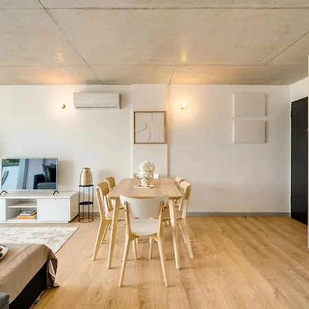 Premium With Balcony, Pool & Garage By Hostwise