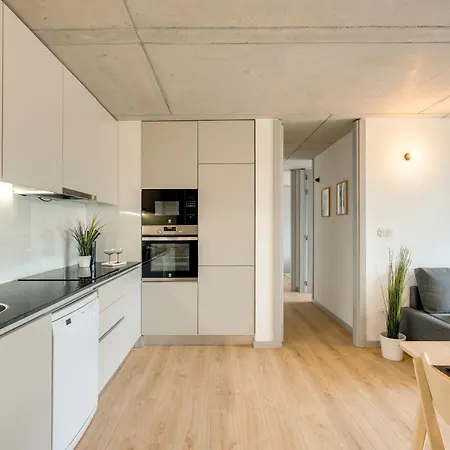 Apartment Premium With Balcony, Pool & Garage By Hostwise