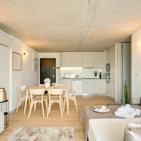 Apartment Premium With Balcony, Pool & Garage By Hostwise