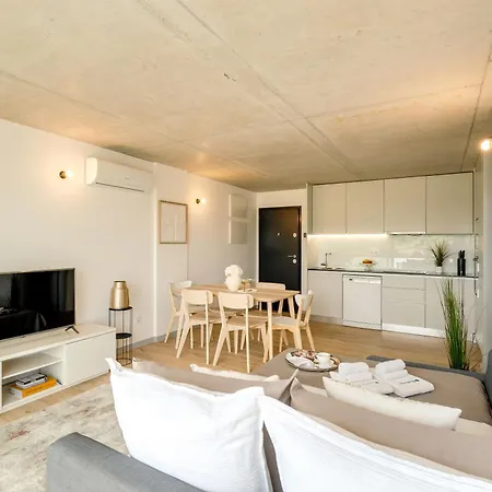Premium With Balcony, Pool & Garage By Hostwise Apartment *
