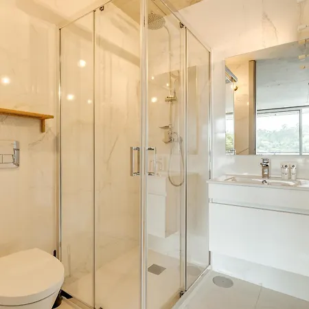 Premium With Balcony, Pool & Garage By Hostwise *