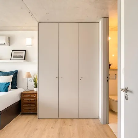 Premium With Balcony, Pool & Garage By Hostwise *