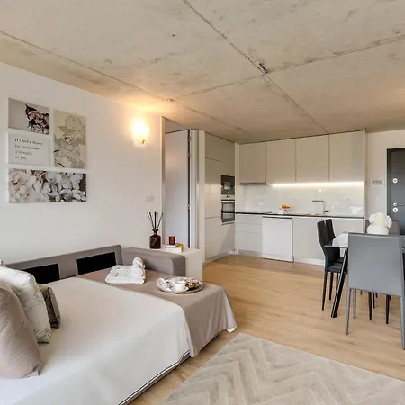 Premium With Balcony, Pool & Garage By Hostwise *