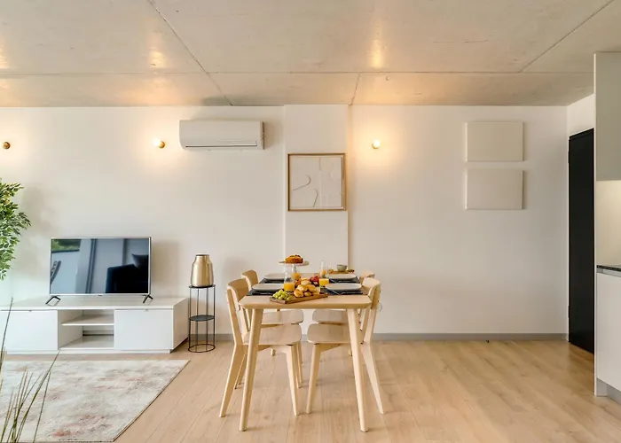 Premium With Balcony, Pool & Garage By Hostwise