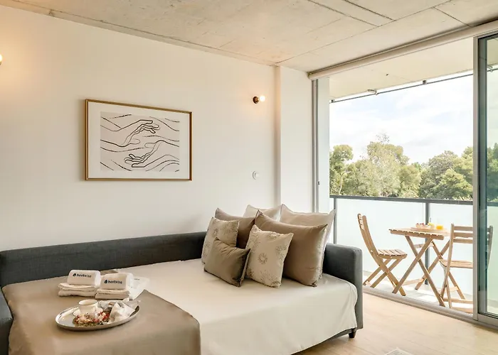 Premium With Balcony, Pool & Garage By Hostwise *