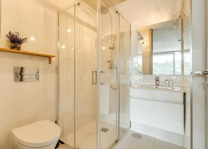 Premium With Balcony, Pool & Garage By Hostwise *