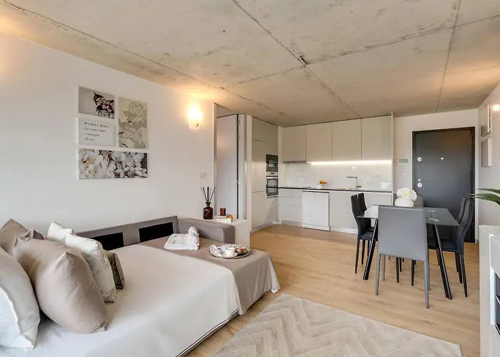 Premium With Balcony, Pool & Garage By Hostwise *