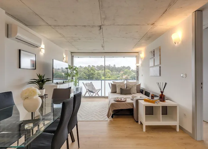 Premium With Balcony, Pool & Garage By Hostwise *